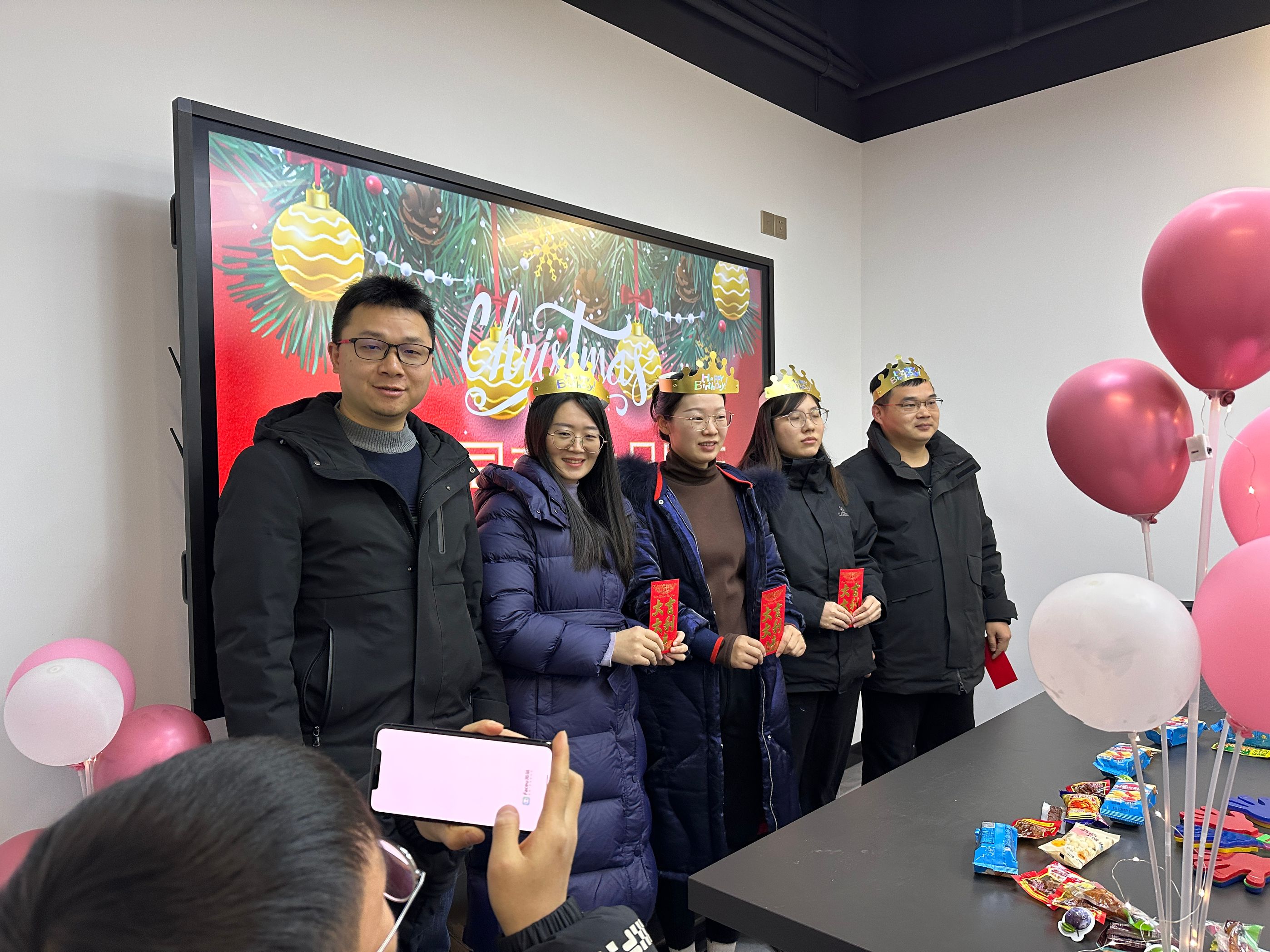 Changsha Hongchong Technology Co., Ltd. Celebrates Christmas and Birthdays with Party(图1)